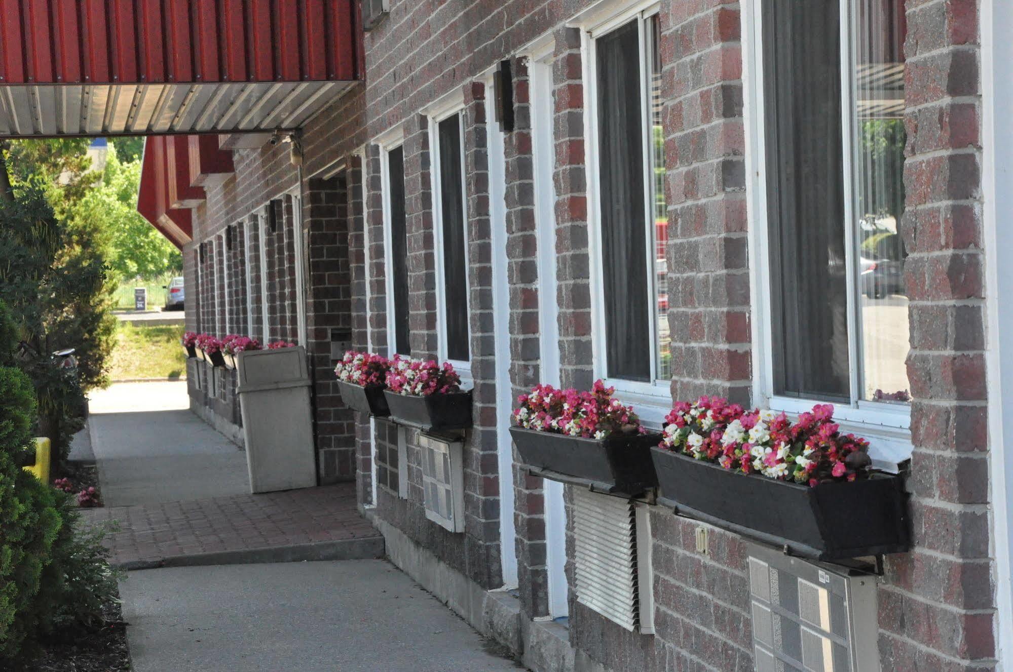 Motel Le Transit Mont-Saint-Hilaire Eksteriør bilde